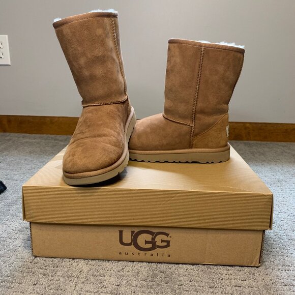UGG K Classic Short Boot Size 5 - Picture 1 of 4